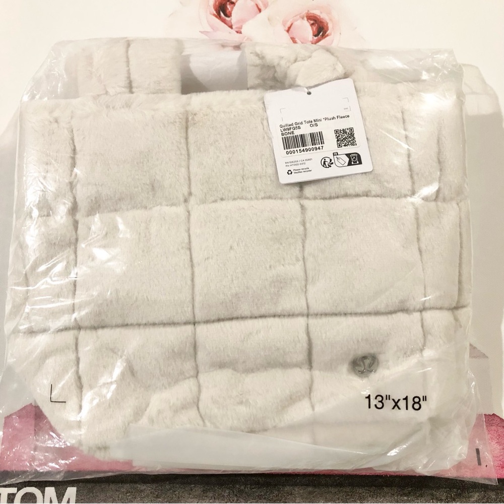 RARE Lululemon Athletica Quilted Grid Tote Bag Mini 5L *Plush Fleece NWT in Bone - Picture 2 of 7